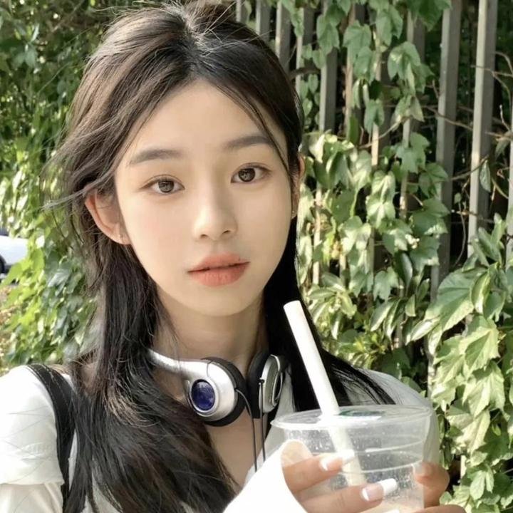 机场直击：圈内老戏骨机场牵手女助理，整整一周最新进展